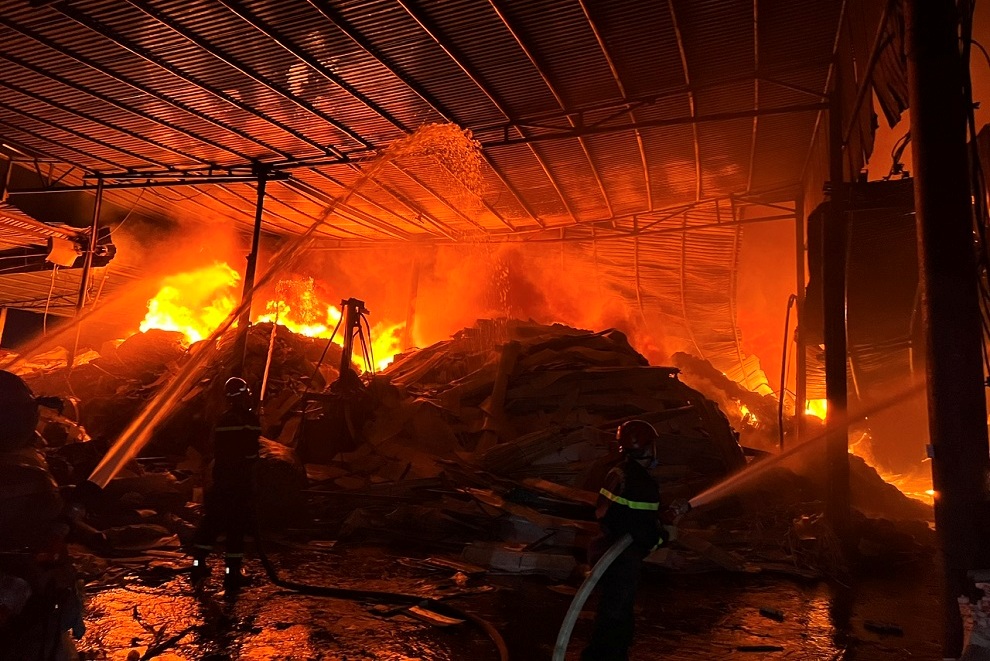 Nhanh chóng dập tắt đám cháy tại xưởng tái chế nhựa rộng 1000m2